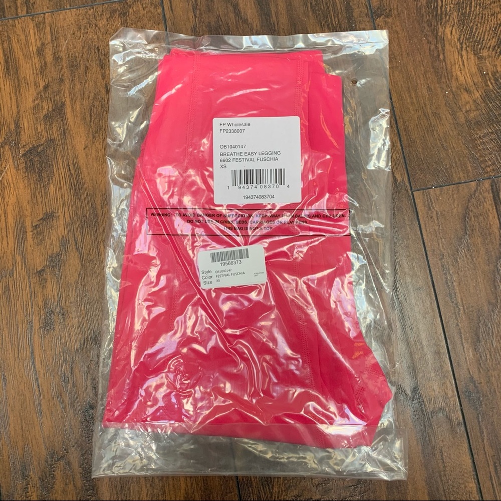 NWT Free People Breathe Easy Leggings in Fuchsia - Picture 3 of 5